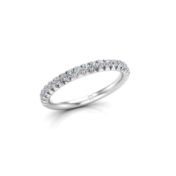Funkelnde Brillanten umschließen diesen eleganten Memoire-Ring. Ein zierlicher Diamantring, ideal für als Ehering oder in Kombination mit einem Verlobungsring.