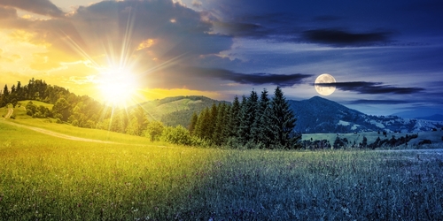 Berglandschaft-linke-Seite-Tag-Sonnenschein-rechte-Seite-Nacht-Mond