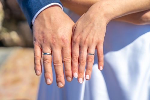 Maennliche-Hand-mit-Ring-weibliche-Hand-mit-Ring