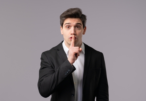 Mann-mit-Finger-vor-dem-Mund