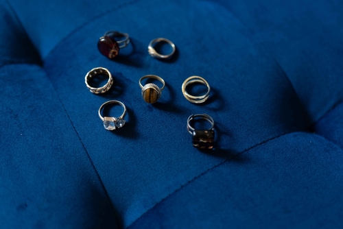 Mehrere-verschiedene-Ringe-auf-blauem-Untergrund