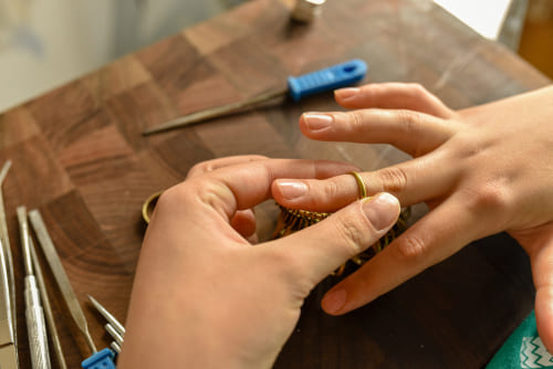 Ring-in-Gold-Anprobe-Finger